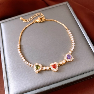 Detailansicht des 18k vergoldeten Armbands mit roten, lila und grünen Herz-Kristallen