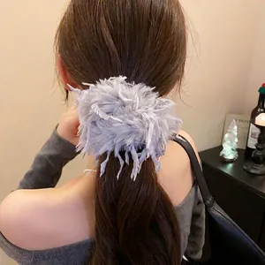Chouchou élégant en plumes lavande avec une texture douce et moelleuse pour femmes