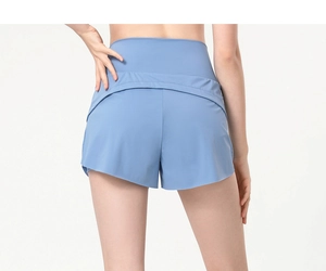 Vue arrière du short de sport bleu clair avec trous découpés au laser pour la course