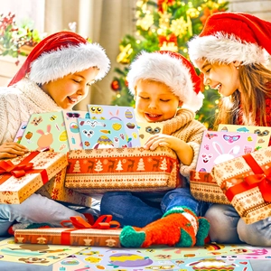 Niños jugando con pegatinas de Pascua DIY en un ambiente festivo y acogedor de vacaciones