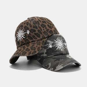 Lot de deux casquettes en coton avec motifs camouflage et léopard et broderie soleil
