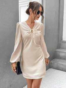 Elegante vestido línea A en satén champán con mangas abullonadas, cuello en V y detalle de cordón
