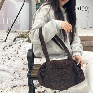 Borsa tote leopardata in un ambiente esterno innevato per un look casual quotidiano