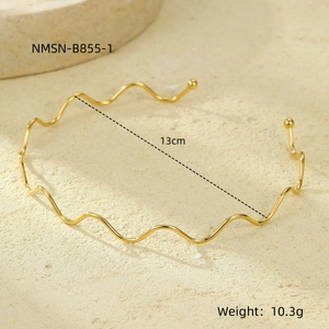 Detail view of 18K gold wavy steel necklace with 13cm diameter and 10.3g weight specs
