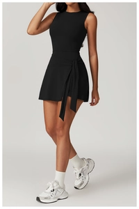 Détails de la robe de tennis noire ajustée avec ceinture à nouer et tissu extensible