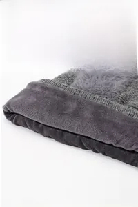 Detailansicht einer grauen Wintermütze mit dickem, weichem und warmem Fleece-Innenfutter
