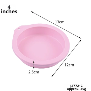 Detail of 4-inch pink silicone cake mold with dimensions 13cm diameter and hanging hole