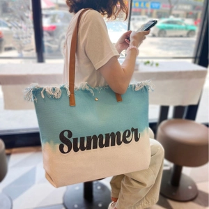 Große blau-weiße Strandtasche mit Farbverlauf, Fransen und Sommer-Aufdruck