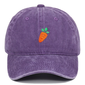 Détail de la broderie carotte sur la casquette de baseball en coton lavé violet