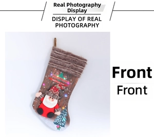 Détail d'une chaussette de Noël lumineuse avec Père Noël 3D et lumières LED intégrées