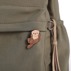 Broche en émail loutre de mer sur sac à dos vert, épingle décorative animaux marins
