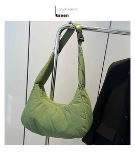 Détail du sac fourre-tout matelassé en nylon vert clair avec texture rembourrée et boucle