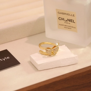 Detail of gold-plated double-band ring featuring a zircon-encrusted bow on stone base
