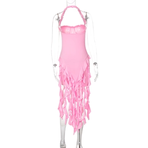 Detail eines rosa Neckholder-Minikleids mit gestuften Volants und rückenfreiem Design für Damen