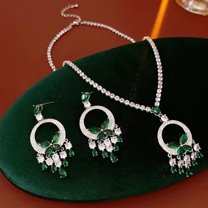 Parure de bijoux émeraude de luxe avec collier pendentif papillon et boucles d'oreilles