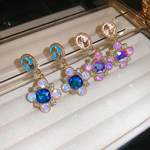 Boucles d'oreilles pendantes camée de style rétro dorées avec zircons colorés