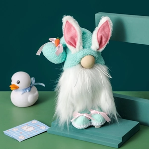 Gnome de Pâques en peluche avec oreilles de lapin vertes et carotte sur fond vert