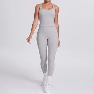 Vue complète d'un ensemble de yoga gris clair avec débardeur et legging taille haute