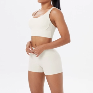 Détail d'un ensemble de yoga blanc crème avec soutien-gorge de sport et short taille haute