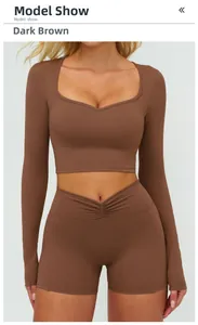 Ensemble de yoga marron caramel avec haut court à manches longues et short taille en V