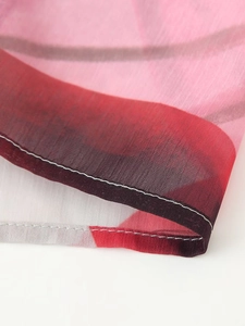 Gros plan d'une robe en mousseline dégradé rose montrant les coutures et le tissu