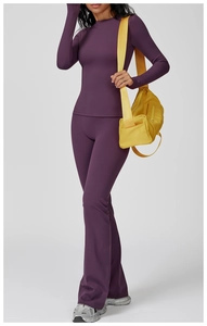 Ensemble de yoga violet foncé avec haut à manches longues et legging évasé pour fitness