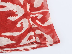 Détail du tissu en mousseline à motif géométrique rouge et blanc avec couture nette