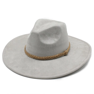 Detail eines grauen Wildleder-Fedora-Hutes mit braunem Webband und breiter Krempe