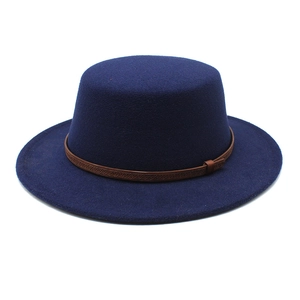 Vue détaillée du chapeau boater en laine bleu marine avec un ruban en cuir tressé brun