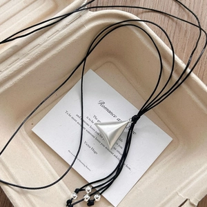 Collana minimalista a doppio strato con pendente a triangolo argento e cordoncino nero