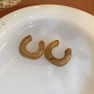 Boucles d'oreilles créoles C en résine marbrée marron vintage pour femmes