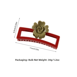 Dettaglio della molletta rossa con rosa 3D e dimensioni mostrate di 11cm x 6.5cm
