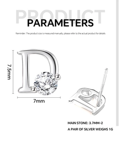 Détail macro de boucles d'oreilles lettre D en argent montrant le poinçon S925 et pierres