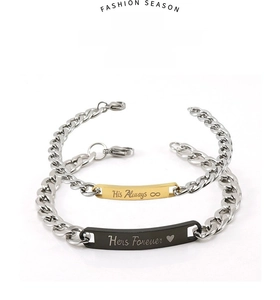 Détails des gravures His Always et Hers Forever sur les bracelets de couple en acier