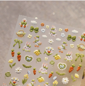 Vue macro de stickers ongles 3D avec motifs de lapins, carottes et fleurs en relief