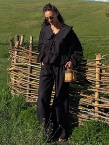 Ensemble femme en coton noir avec chemise à grand col volanté et pantalon large taille haute