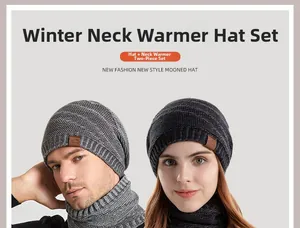 Détail de l'ensemble bonnet en tricot et cache-col d'hiver avec écusson en cuir