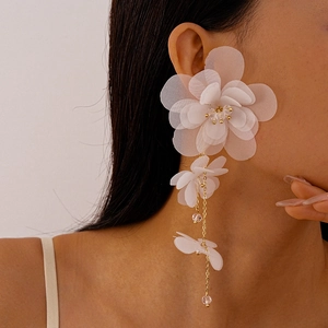Dettaglio orecchini a fiore in chiffon bianco con lunghe nappe a catena dorata e perle
