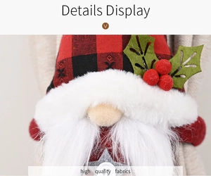 Gros plan d'un gnome de Noël en peluche avec tissu tricoté de qualité et détails à carreaux