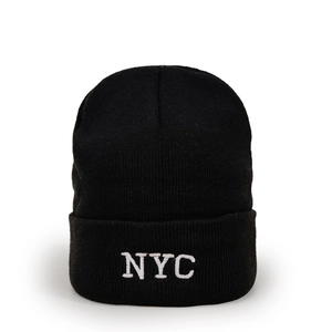 Détail de la broderie NYC sur un bonnet en maille noire avec une texture de haute qualité