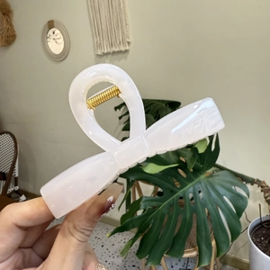 Eleganter perlmuttfarbener Schleifen-Haarclip mit goldener Metallfeder für Damenfrisuren