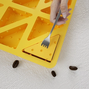 Molde de silicona amarillo para queso con 8 cavidades triangulares para tarta mousse