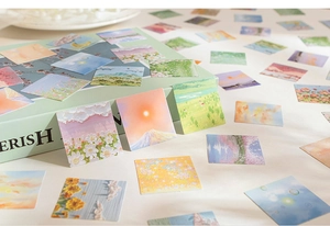 Détail macro de stickers de paysages esthétiques dispersés sur une surface crème
