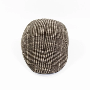 Vue de dessus d'une casquette plate à carreaux marron et beige en tissu de laine