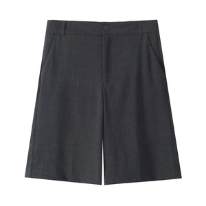 Détails du short de tailleur gris foncé avec braguette à bouton et poches