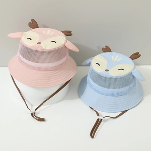 Détail du chapeau de soleil respirant pour enfants avec oreilles de girafe et jugulaire