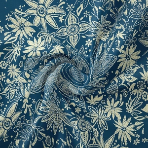 Dettaglio del tessuto mandala boho con intricati motivi floreali in blu navy e bianco