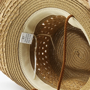 Vue détaillée de l'intérieur du chapeau de cowboy en paille avec bandeau et étiquette