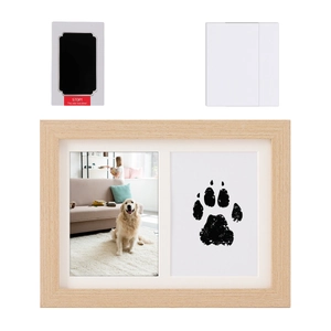 Licht houten fotolijst voor huisdierpootafdrukken met inktloos stempelkussen voor honden