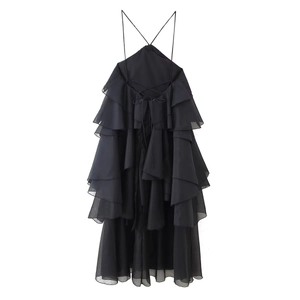 Détail d'une robe noire à volants avec fines bretelles et laçage croisé dans le dos nu